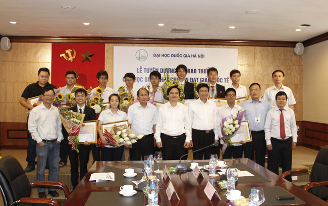 ĐHQG Hà Nội tuyên dương học sinh THPT chuyên đạt thành tích xuất sắc thi quốc tế và khu vực